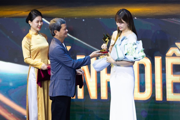 Trấn Thành bận dẫn chung kết Rap Việt, Hari Won thay chồng nhận giải ở Cánh Diều Vàng 2023 - Ảnh 3.