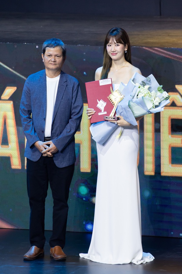 Trấn Thành bận dẫn chung kết Rap Việt, Hari Won thay chồng nhận giải ở Cánh Diều Vàng 2023 - Ảnh 4.