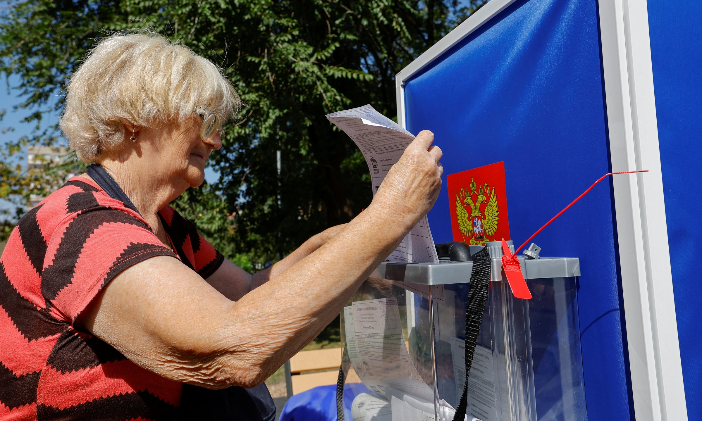 Cử tri đi bầu tại một trạm bỏ phiếu di động ở thành phố Mariupol, Donetsk, hôm 31/8. Ảnh: Reuters