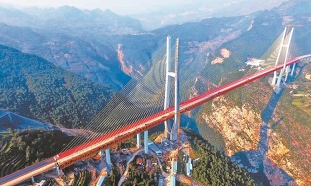 Bí ẩn vùng đất toàn cây cầu khổng lồ cao nhất thế giới của Trung Quốc - Ảnh 1.