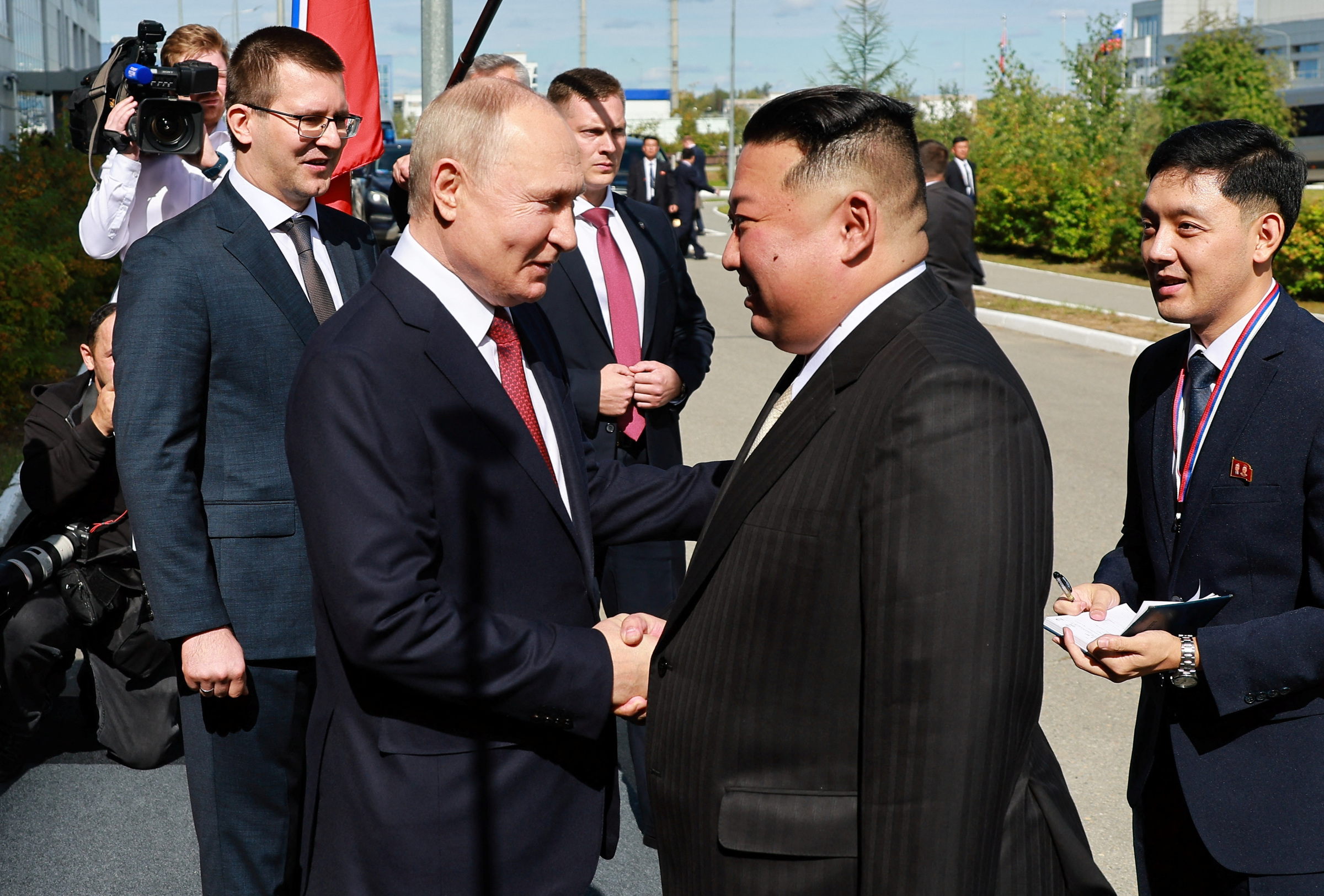 Tổng thống Nga Vladimir Putin (trái) bắt tay lãnh đạo Triều Tiên Kim Jong-un tại sân bay vũ trụ Vostochny Cosmodrome, vùng Amur, ngày 13/9. Ảnh: Reuters