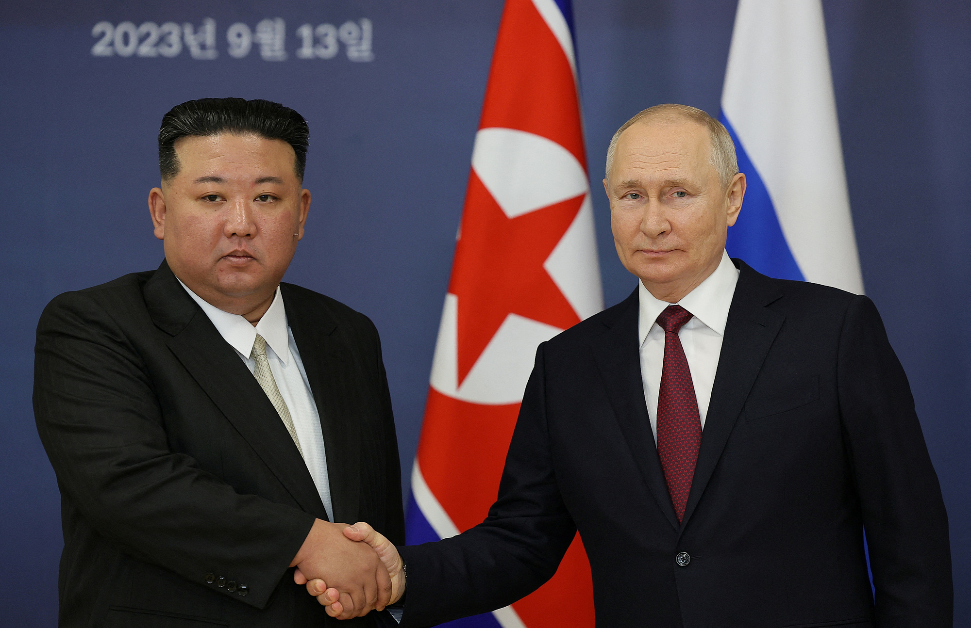 Tổng thống Putin (phải) và lãnh đạo Triều Tiên Kim Jong-un tại vùng Amur ngày 13/9. Ảnh: Reuters