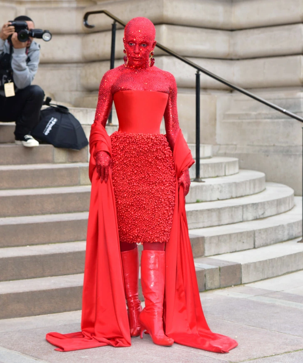 Thời trang lập dị thách thức mọi sự sáng tạo của các nhà tạo mốt - Ảnh 1. Thời trang lập dị thách thức mọi sự sáng tạo của các nhà tạo mốt - Ảnh 1.