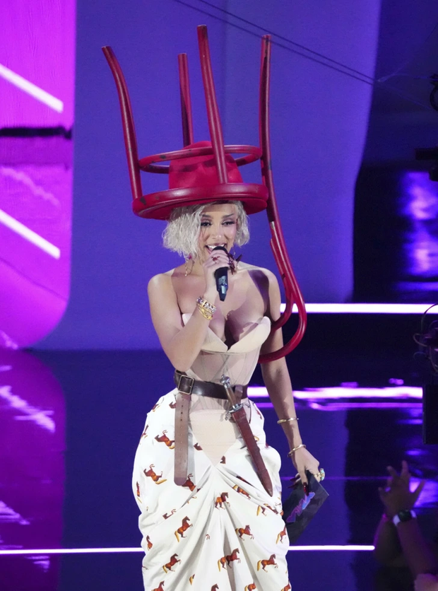 Thời trang lập dị thách thức mọi sự sáng tạo của các nhà tạo mốt - Ảnh 12. Thời trang lập dị thách thức mọi sự sáng tạo của các nhà tạo mốt - Ảnh 12.