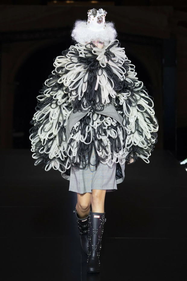 Thời trang lập dị thách thức mọi sự sáng tạo của các nhà tạo mốt - Ảnh 7. Thời trang lập dị thách thức mọi sự sáng tạo của các nhà tạo mốt - Ảnh 7.