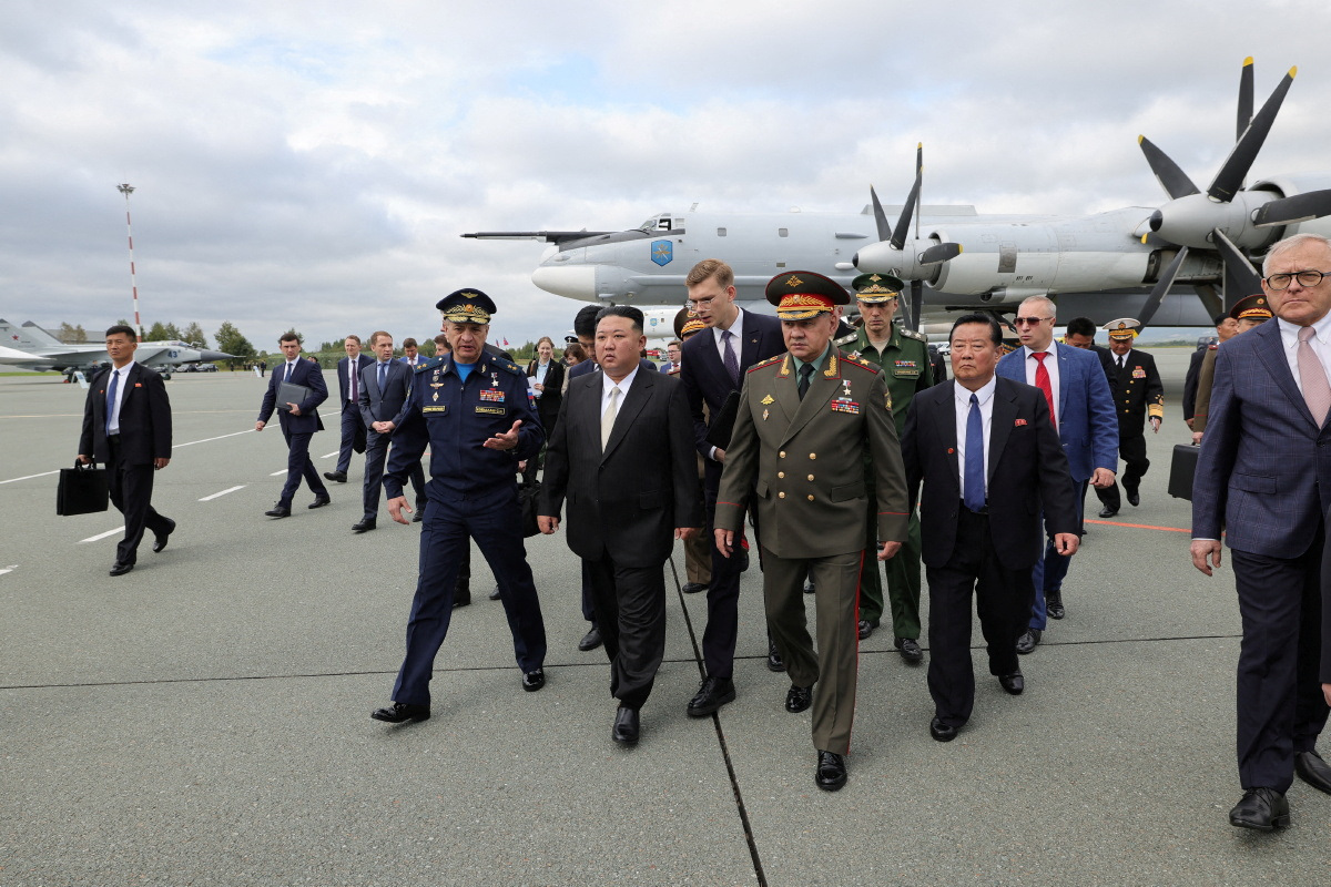 Lãnh đạo Triều Tiên Kim Jong-un và Bộ trưởng Quốc phòng Nga Sergey Shoigu (bên trái ông Kim) tại sân bay Knevichi ở vùng Primorsky, Nga ngày 16/9. Ảnh: Reuters