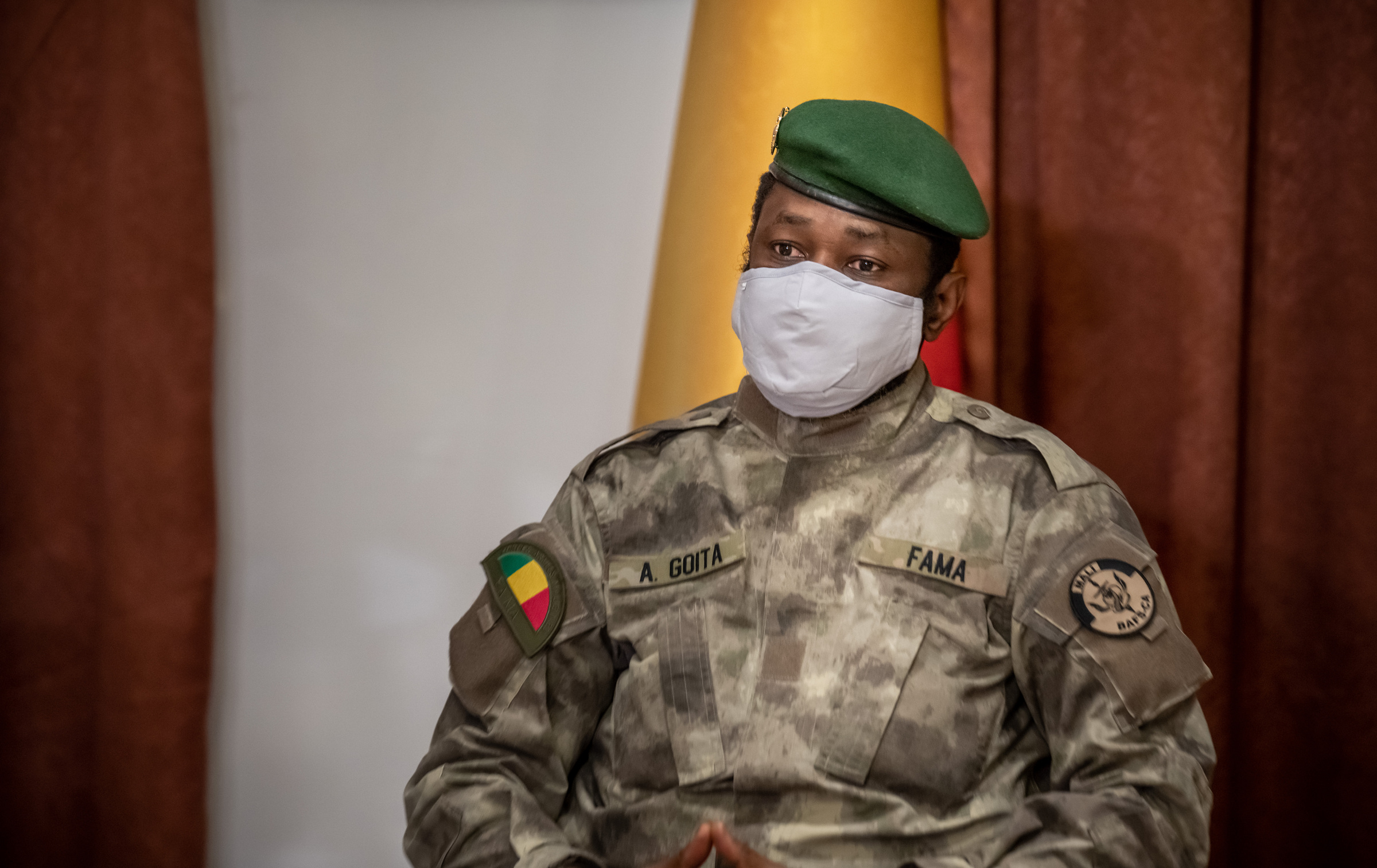 Tướng Assimi Goita trả lời phỏng vấn tại thủ đô Bamako, Mali ngày 14/4. Ảnh: AFP