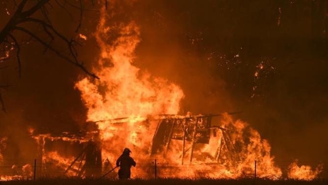 Authorities are preparing for what could be Australia's worst bushfire season since Black Summer. (Dan Himbrechts/AAP PHOTOS)