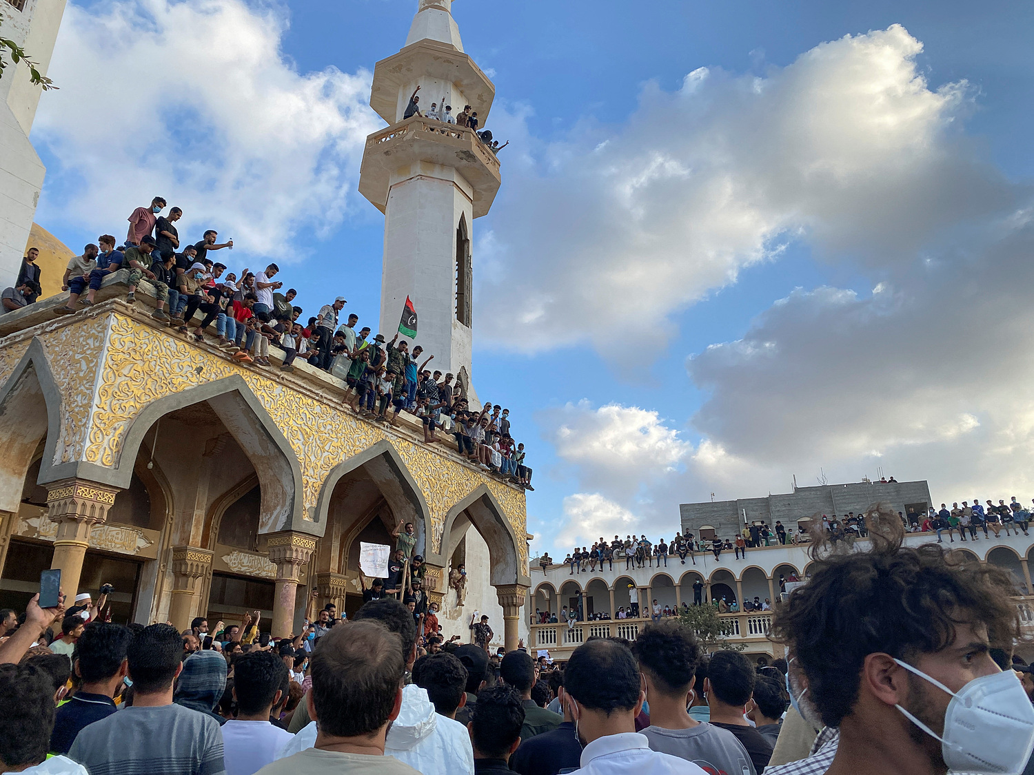 Người biểu tình phản đối chính quyền bên ngoài nhà thờ Hồi giáo Al-Sahaba ở thành phố Derna, Libya ngày 18/9. Ảnh: Reuters