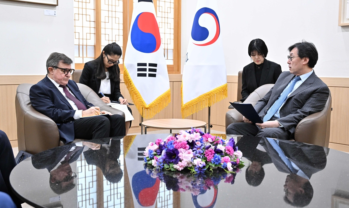 Thứ trưởng Hàn Quốc Chang Ho-jin (phải) trao đổi với Đại sứ Nga Andrey Kulik tại trụ sở Bộ Ngoại giao Hàn Quốc, Seoul. Ảnh: Yonhap