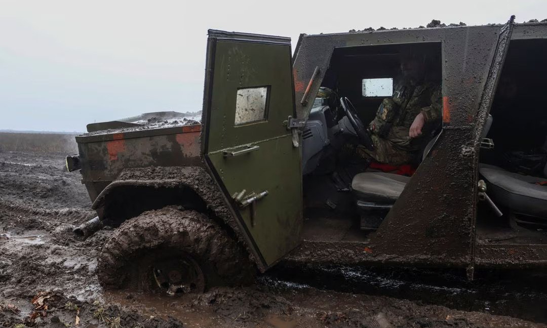 Thiết giáp Ukraine mắc kẹt trong bùn lầy gần Bakhmut, Donetsk ngày 25/2. Ảnh: Reuters
