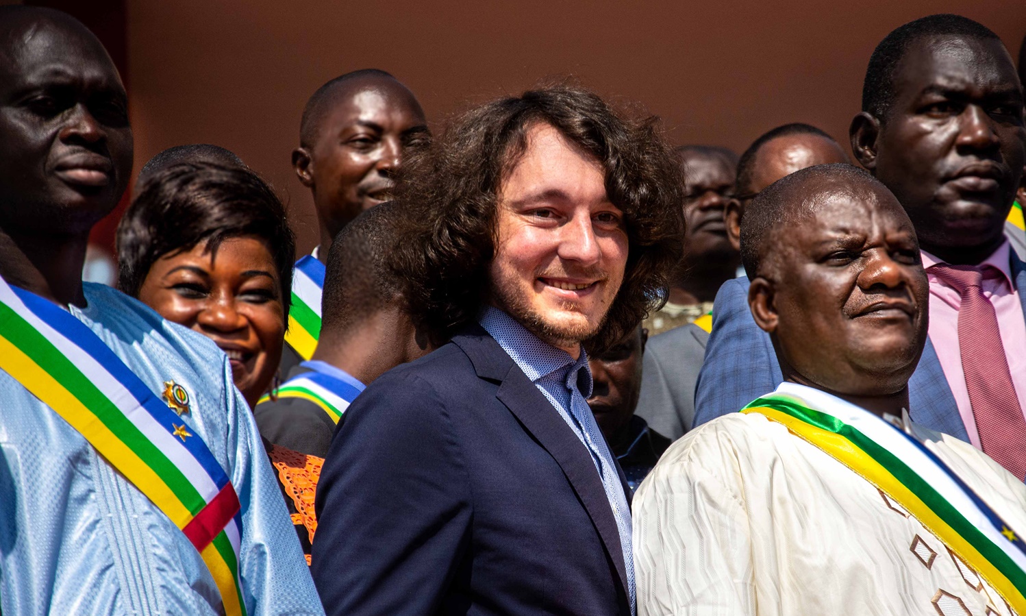 Dimitry Sytii (giữa) trên bậc thềm tòa nhà quốc hội của Cộng hòa Trung phi ở thủ đô Bangui hồi tháng 10/2021. Ảnh: AFP