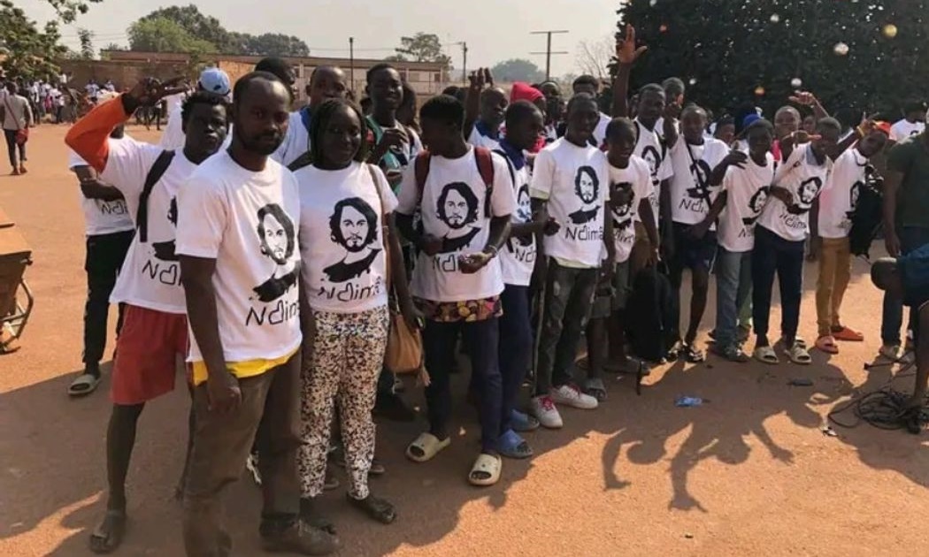 Người dân trên đường phố Bangui mặc áo phông in hình Sytii hồi tháng một. Ảnh: WSJ