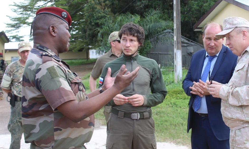 Sytii (giữa) cùng Tổng tham mưu trưởng lực lượng vũ trang Cộng hòa Trung Phi (trái) và hai cố vấn Nga ở Bangui hồi năm 2020. Ảnh: WSJ