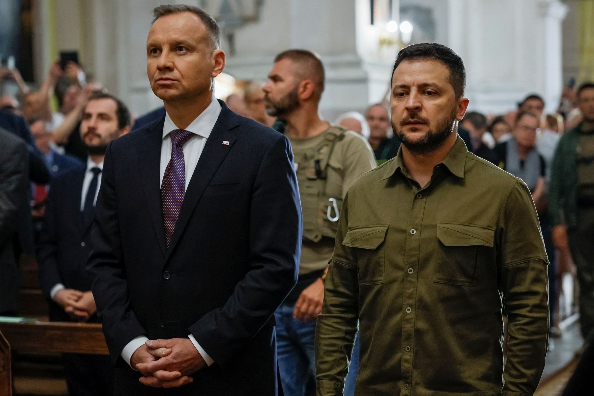 Tổng thống Ba Lan Andrzej Duda (trái) và Tổng thống Ukraine Volodymyr Zelensky tại nhà thờ ở Lutsk, Ukraine ngày 9/7. Ảnh: Reuters