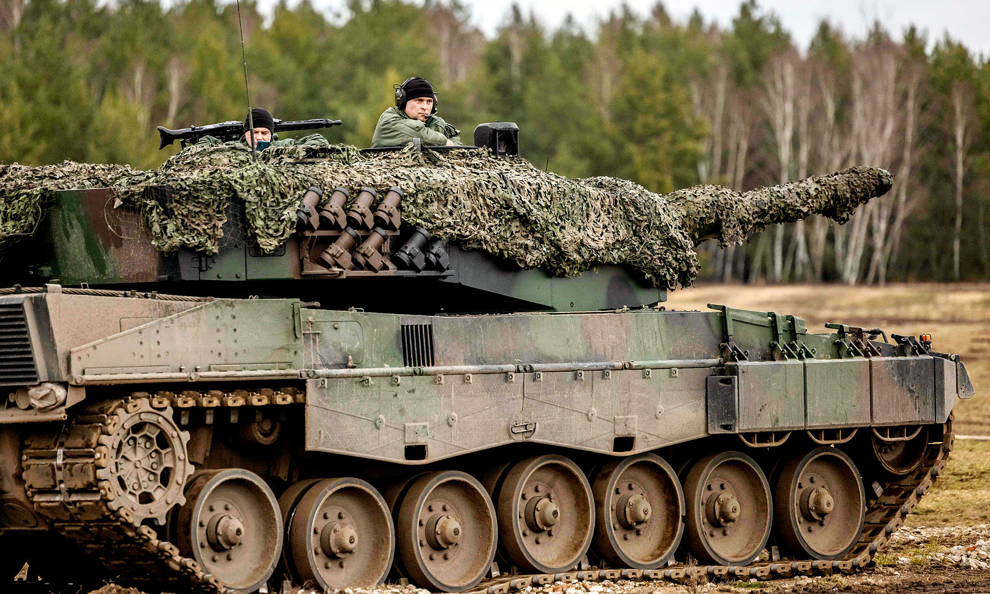 Lính Ukraine và Ba Lan trên xe tăng Leopard 2A4 trong buổi huấn luyện ở Swietoszow, Ba Lan. Ảnh: AFP