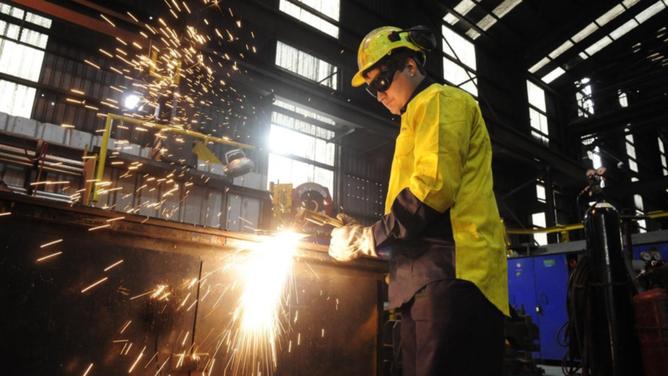 The coalition is opposing the federal government's push to establish a $15b manufacturing fund. (Julian Smith/AAP PHOTOS)