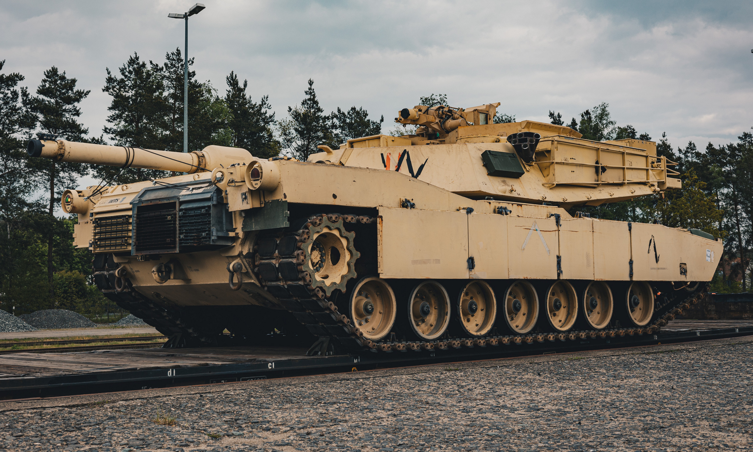 Xe tăng M1A1 Abrams được Mỹ chuyển tới Đức hồi tháng 5 để huấn luyện binh sĩ Ukraine. Ảnh: US Army
