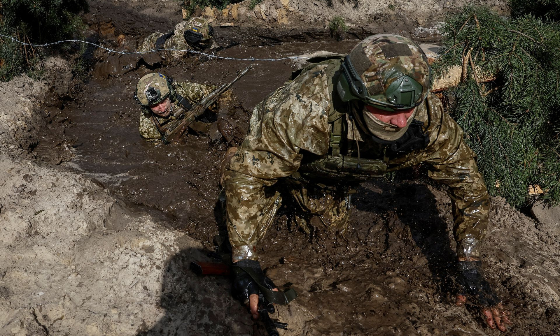 Tân binh Ukraine diễn tập tại tỉnh Rivne hồi tháng 4. Ảnh: Reuters