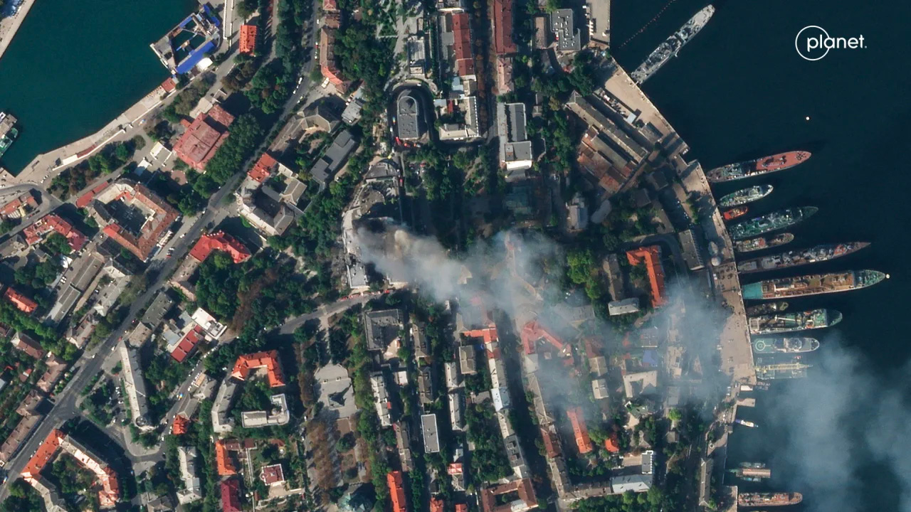 Khói bốc lên từ trụ sở Hạm đội Biển Đen Nga ở thành phố Sevastopol, Crimea ngày 22/9. Ảnh: Reuters