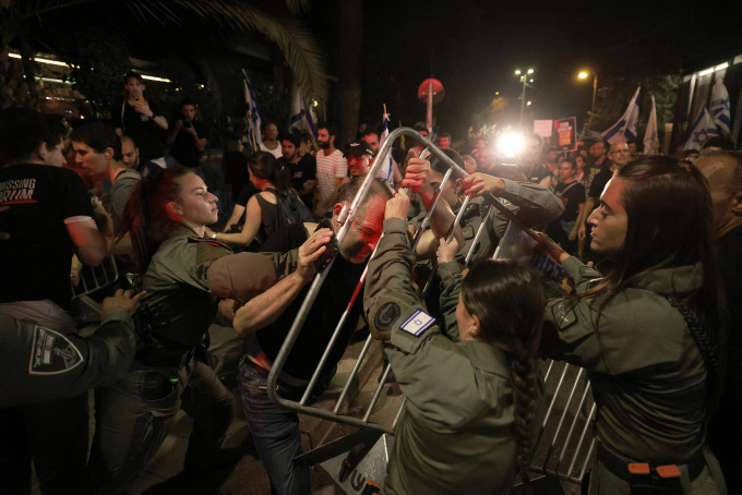 Người biểu tình Israel phá dỡ rào chắn gần nhà Thủ tướng Benjamin Netanyahu ở Jerusalem ngày 2/9. Ảnh: AFP