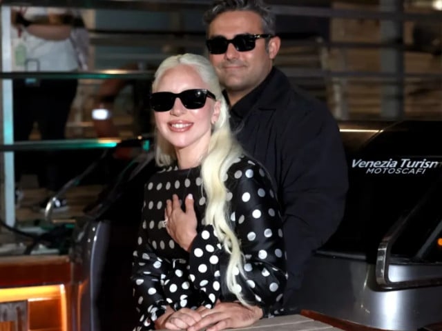 Lady Gaga và bạn trai tại Liên hoan phim Venice. Ảnh: AFP