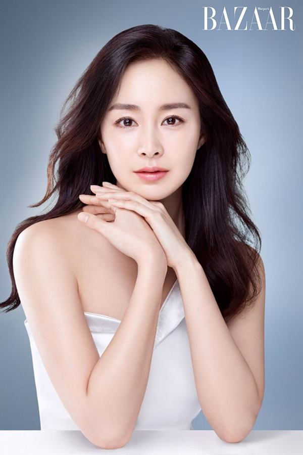 Đầu tiên, Kim Tae Hee thường xuyên uống nước đậu đỏ không đường vào mỗi sáng để cải thiện tình trạng phù nề, bổ sung vitamin K giúp chống lại quá trình oxy hóa, ổn định đường huyết, hỗ trợ tiêu hóa.