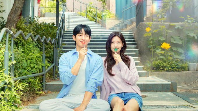 Jung Hae In (vai Seung Hyo, trái) và Jung So Min (vai Baek Seok Ryu) trong phim. Ảnh: Netflix