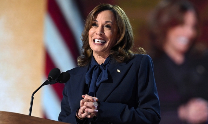 Phó tổng thống Mỹ Kamala Harris phát biểu tại đại hội toàn quốc đảng Dân chủ ở Trung tâm United, thành phố Chicago, bang Illinois, ngày 22/8. Ảnh: AFP