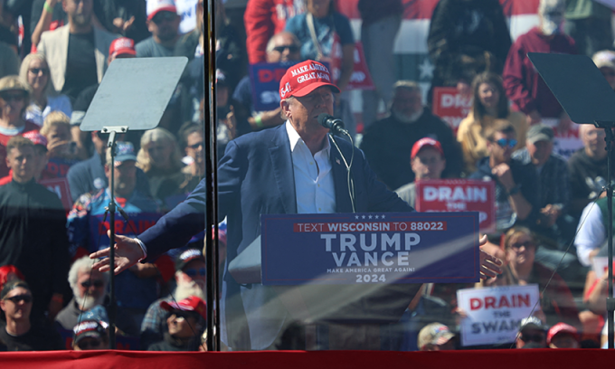 Ông Trump phát biểu sau lớp kính bảo vệ tại buổi mít tinh ở bang Wisconsin hôm 7/9. Ảnh: AFP