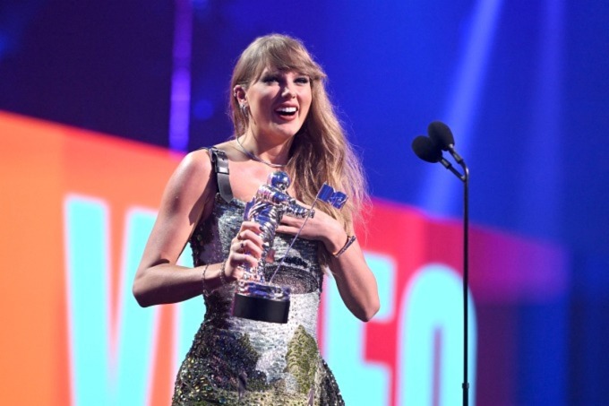 Taylor Swift nhận giải Video của năm. Ảnh: AFP