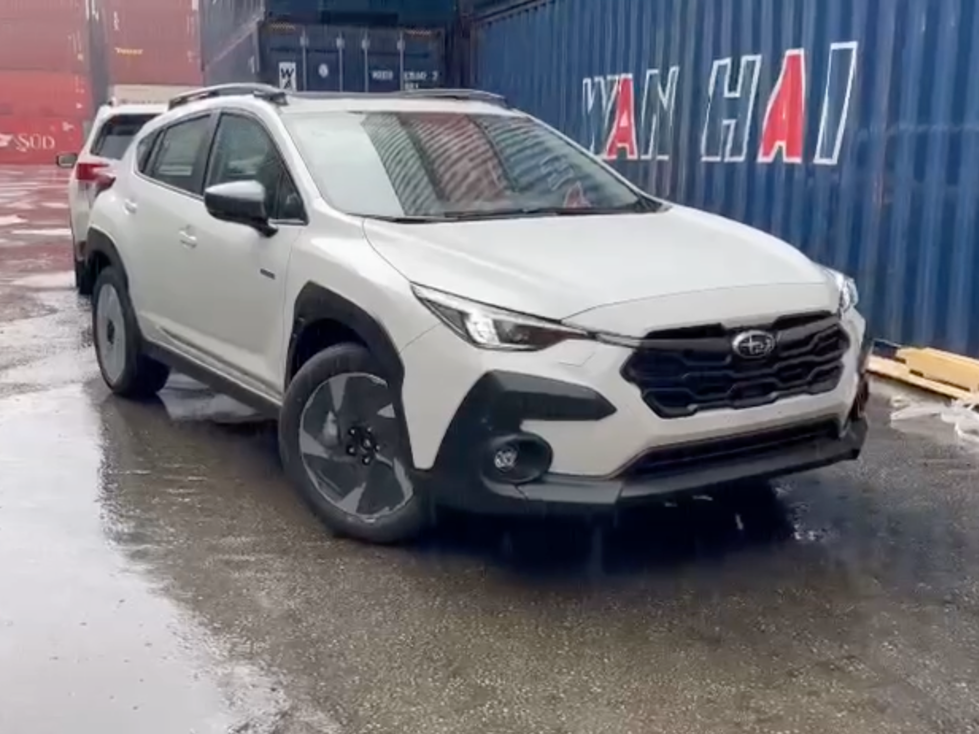 Subaru Crosstrek 2024 đã cập cảng Việt Nam, chờ ra mắt tháng sau: Giá tạm tính 1,1 tỷ đắt hơn Forester, nhập Nhật- Ảnh 2.