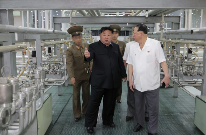 Lãnh đạo Triều Tiên Kim Jong-un thị sát cơ sở làm giàu vật liệu hạt nhân cấp vũ khí, trong hình ảnh được công bố ngày 13/9. Ảnh: Rodong Sinmun