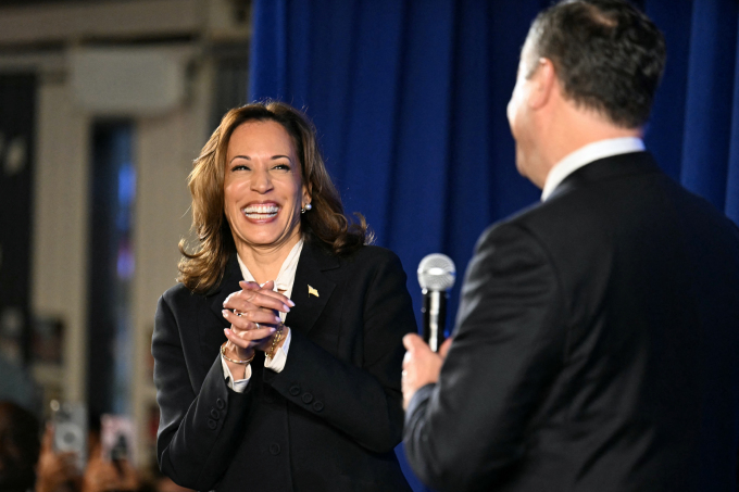 Phó tổng thống Kamala Harris cùng chồng tham dự một sự kiện ở Philadelphia, Pennsylvania, tối 10/9, sau cuộc tranh luận với cựu tổng thống Donald Trump. Ảnh: AFP