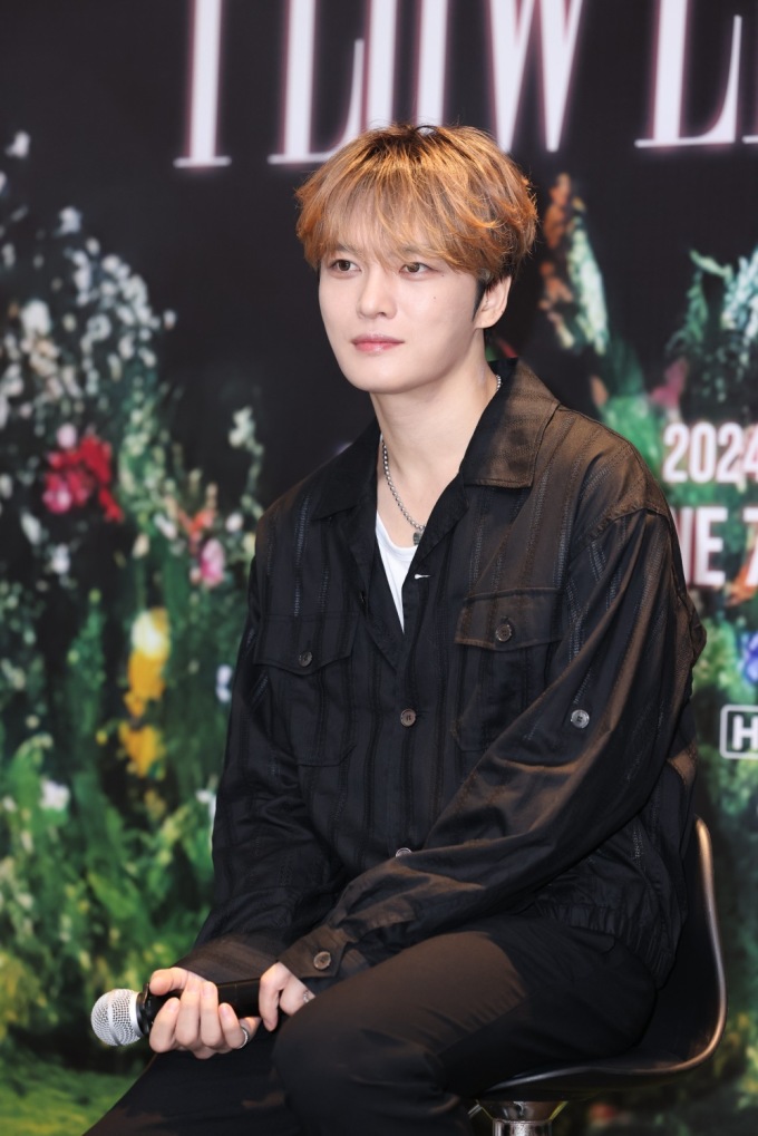 Ca sĩ Kim Jae Joong mặc phong cách đơn giản tại buổi giao lưu. Ảnh: JS Media