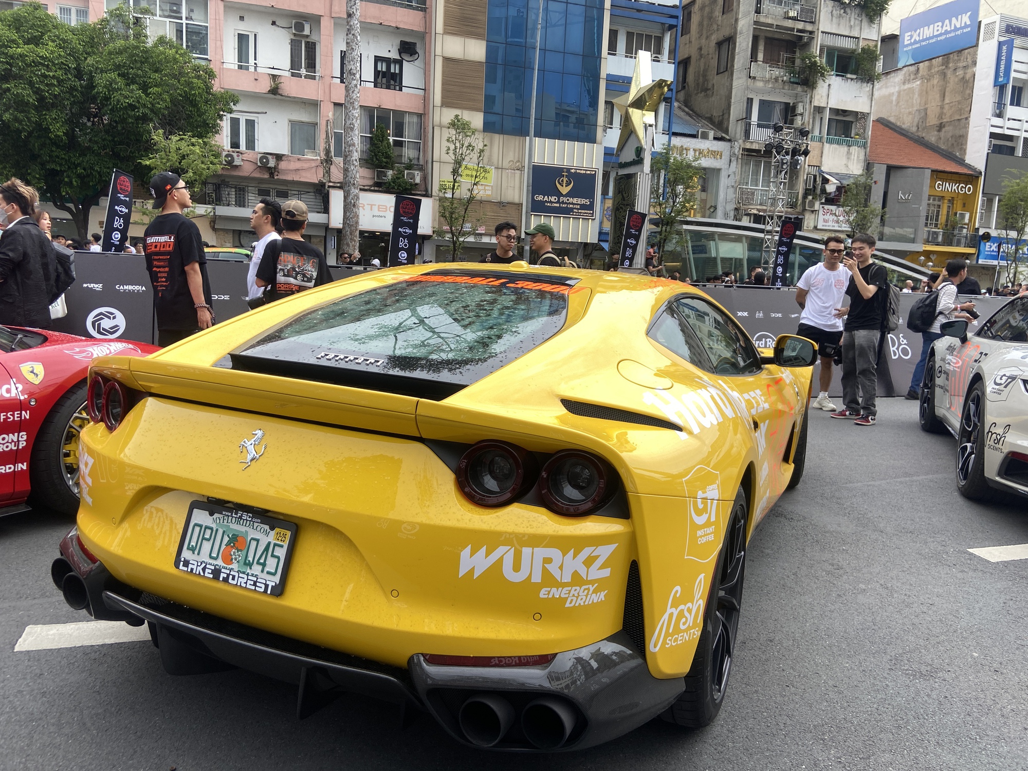 Loạt siêu xe triệu USD đẳng cấp lần đầu đến Việt Nam trong Gumball 3000 thu hút hàng ngàn người tham gia- Ảnh 7.