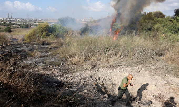 Khói bốc lên tại nơi tên lửa đáp xuống miền trung Israel ngày 15/9. Ảnh: Reuters