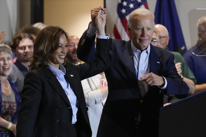 Tổng thống Mỹ Joe Biden (phải) và ứng viên đảng Dân chủ Kamala Harris tại sự kiện vận động tranh cử ở Pittsburgh, bang Pennsylvania ngày 2/9. Ảnh: AP