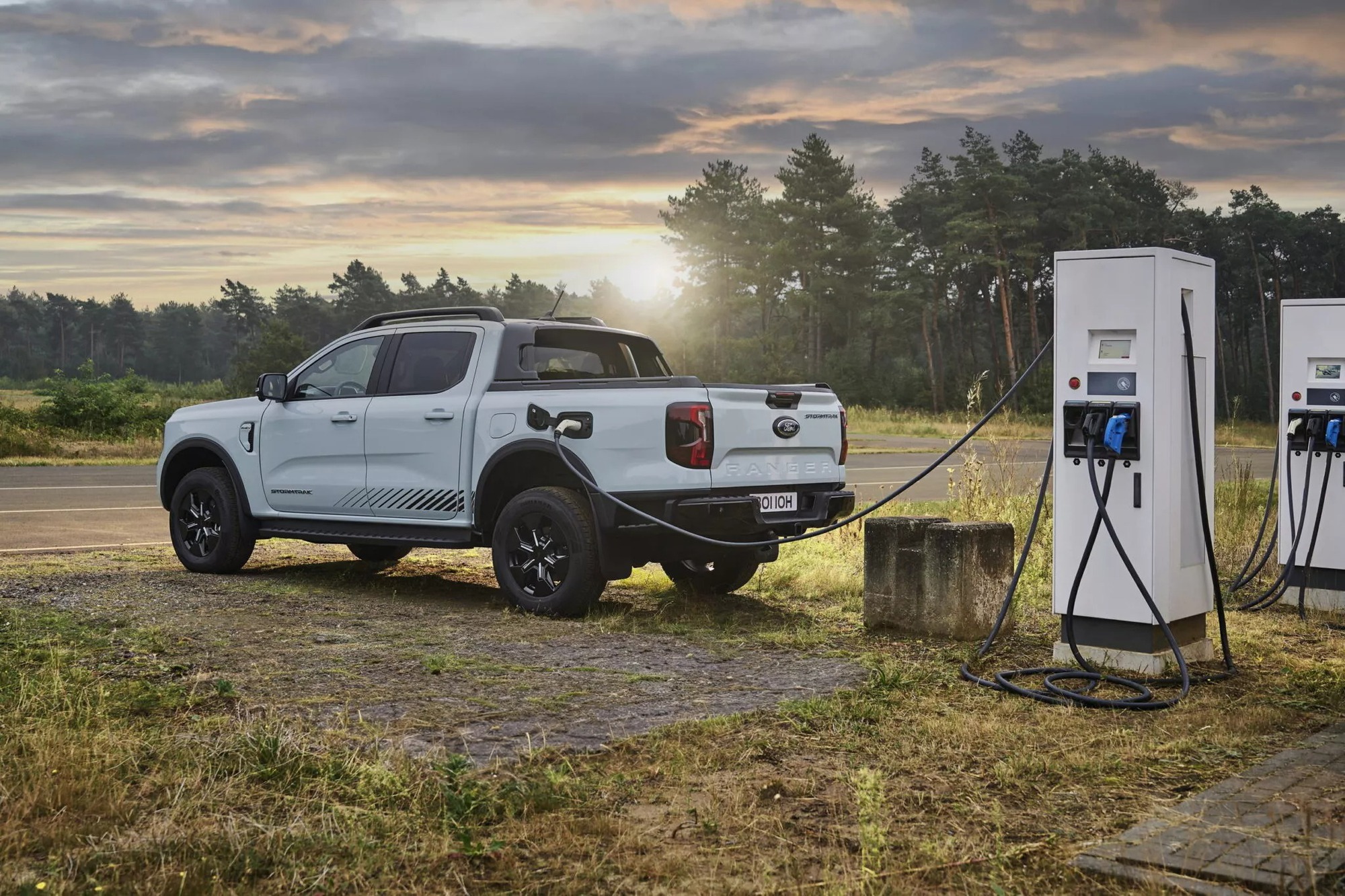 Ford Ranger PHEV ra mắt: Động cơ 275 mã lực mạnh hơn Raptor, chạy 45km không cần xăng, tiện nghi như Everest- Ảnh 3.