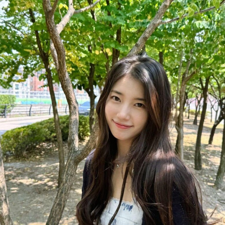 Ở độ tuổi 30, Bae Suzy không có nhiều sự khác biệt mà ngày càng xinh đẹp, rạng rỡ thậm chí đường nét có nhiều phần ưu tú hơn thời điểm trước. 