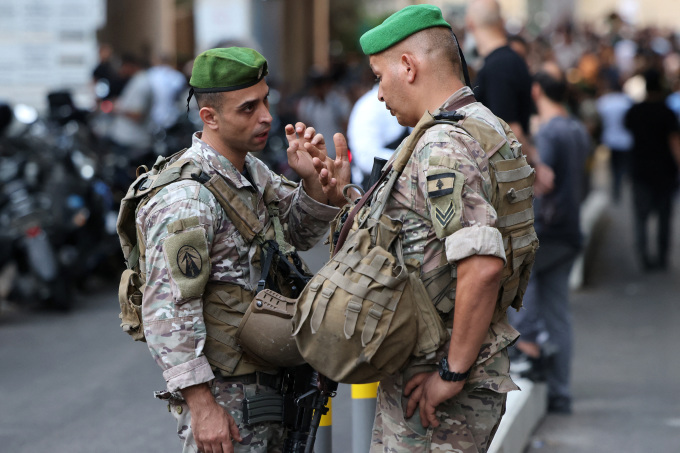 Quân đội Lebanon gác trước cổng bệnh viện tại Beirut ngày 17/8. Ảnh: AFP