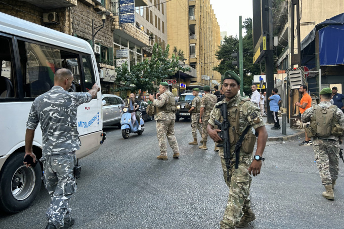 Binh sĩ Lebanon canh phòng tại thủ đô Beirut sau vụ nổ hàng loạt máy nhắn tin của Hezbollah ngày 17/9. Ảnh: AFP