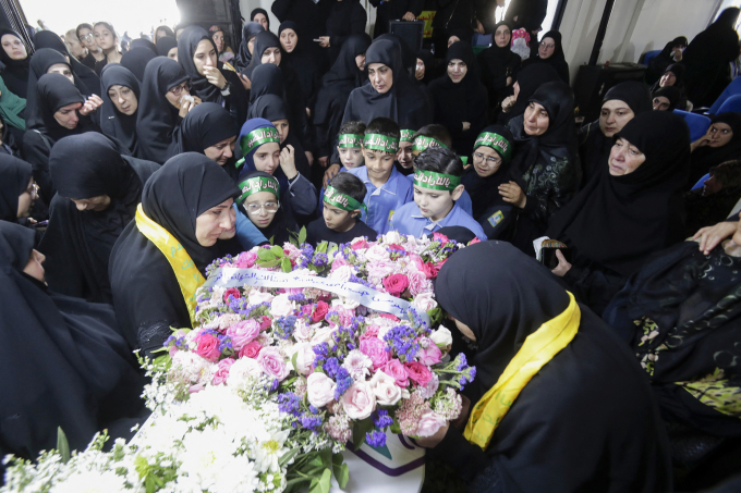 Đám tang bé gái Fatima Abdallah, 10 tuổi, một trong những nạn nhân vụ nổ máy nhắn tin ở Lebanon hôm 17/9. Ảnh: AFP