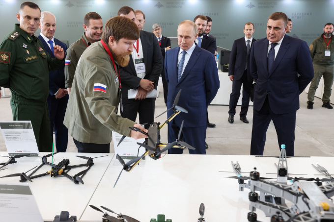 Tổng thống Nga Vladimir Putin đến thăm cơ sở sản xuất máy bay không người lái (UAV) của Trung tâm Công nghệ Đặc biệt tại St Petersburg ngày 19/9. Ảnh: Reuters