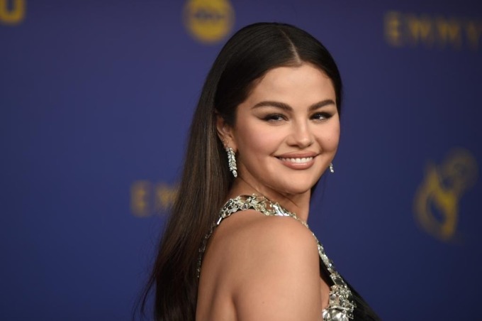 Selena Gomez tại lễ trao giải Emmy ngày 15/9. Ảnh: AP