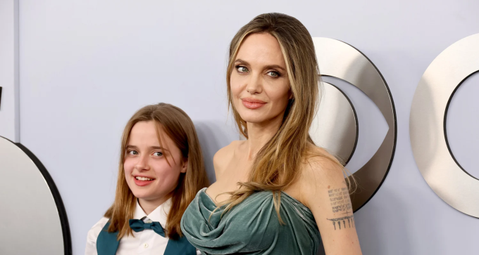 Angelina Jolie (phải) và Vivienne trong một sự kiện. Ảnh: Just Jared