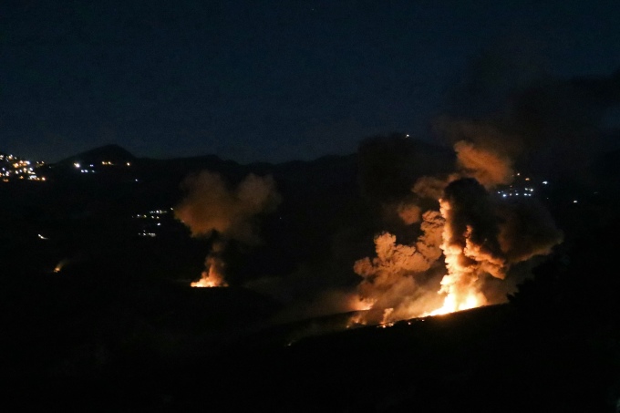 Khói lửa bốc lên ở làng Mahmoudiyeh, miền nam Lebanon, sau cuộc không kích của Israel ngày 19/9. Ảnh: AFP