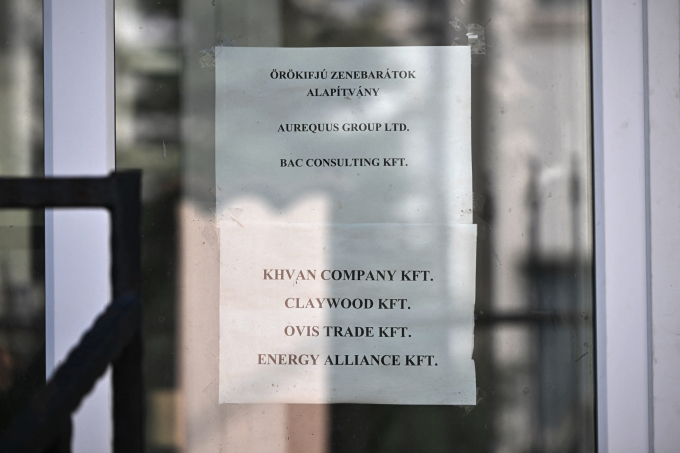 Tờ giấy có đề tên công ty BAC Consulting KFT cùng các công ty khác tại một tòa nhà ở Budapest, Hungary ngày 18/9. Ảnh: AFP