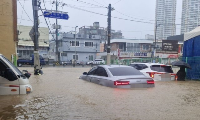 Mưa lớn nhấn chìm phương tiện, đường sá ở Busan, Hàn Quốc, ngày 21/9. Ảnh: X/Eny