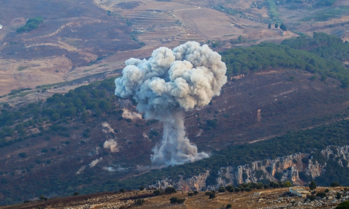 Khói bốc lên từ Marjayoun, địa điểm trúng không kích của Israel gần biên giới Lebanon - Israel ngày 23/9. Ảnh: AFP